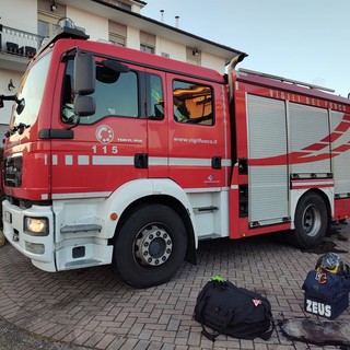 Vezza d'Alba: in fiamme il tetto di un'abitazione, notte di lavoro per i Vigili del Fuoco