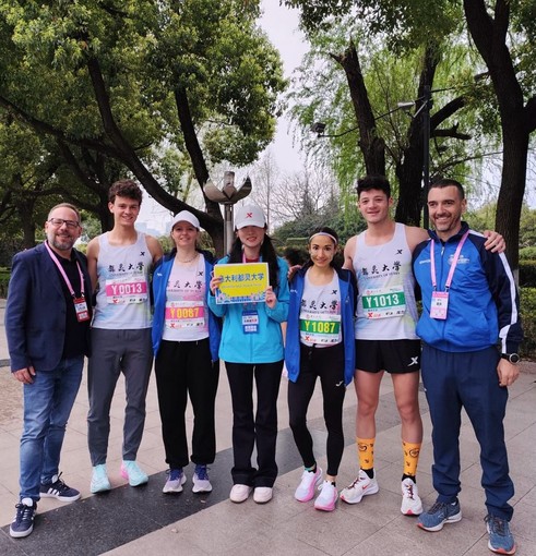 Michele Aimo con la sua squadra in Cina