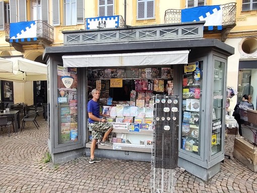 Gianni Rosso di fronte all'edicola di piazza Risorgimento