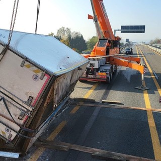 Camion perde container, autostrada A33 chiusa in entrambe le direzioni all'altezza di Isola d'Asti