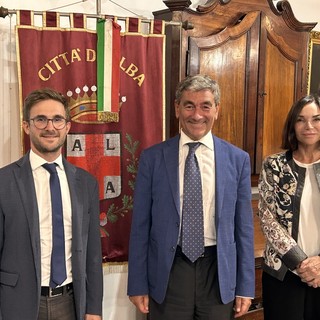 Il prefetto di Cuneo Mariano Savastano tra il sindaco di Alba Alberto Gatto e la vice prefetto vicaria Maria Antonietta Bambagiotti