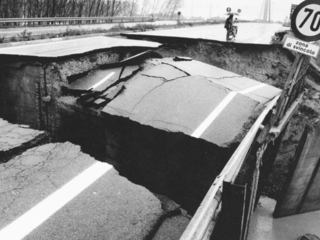 La tangenziale di Alba distrutta dalle acque (da “Le radici di una catastrofe – Novembre 1994 l’alluvione”, a cura del Gruppo Fotografico Albese e dell’Associazione Amici del Museo F. Eusebio di Alba)