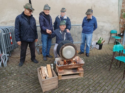 Gli Alpini durante la preparazione della castagnata per bimbi