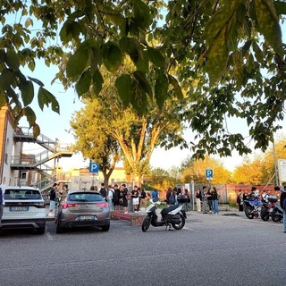 Studenti nel piazzale di ingresso dei licei scientifico e artistico