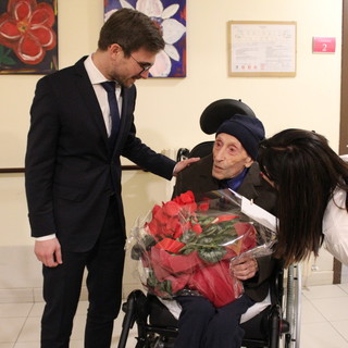 Il sindaco Gatto in visita al dott. Peirano per il 100° compleanno (Foto Gisella Divino)