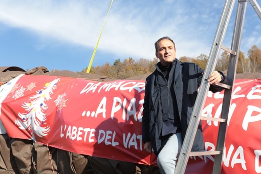 Cirio in Val Maira per la partenza dell'abete: &quot;Era da abbattere. Dal suo legno nasceranno giocattoli&quot; [FOTO E VIDEO]