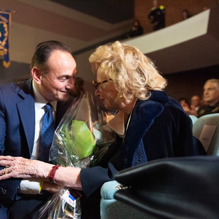 Il presidente della Regione Alberto Ciro consegna un mazzo di fiori alla signora Franca Ferrero (Fotoservizio di Barbara Guazzone, Asia Barolo, Andrea Olimpi)