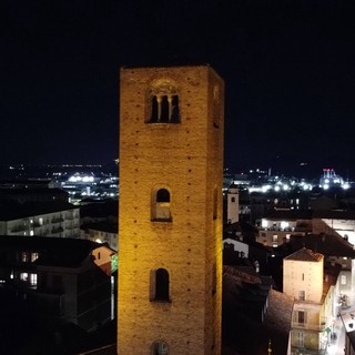 Alba illumina le sue torri per la campagna di sensibilizzazione al cancro al polmone