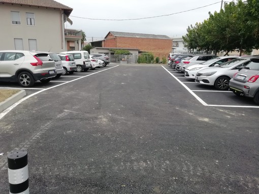 Il nuovo parcheggio ultimato nella piazza della stazione a Mussotto