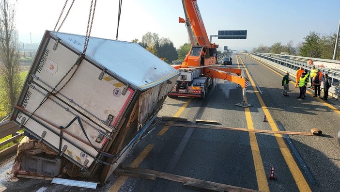 Camion perde container, autostrada A33 chiusa in entrambe le direzioni all'altezza di Isola d'Asti