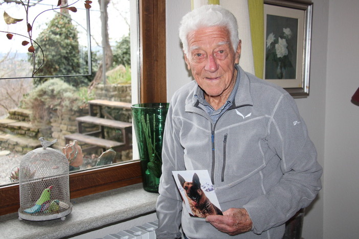 Alberto Borgna con la foto del cane Zacho