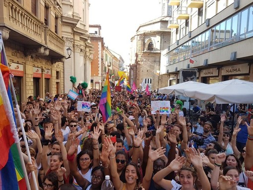 Il corteo del Pride attraversa via Maestra