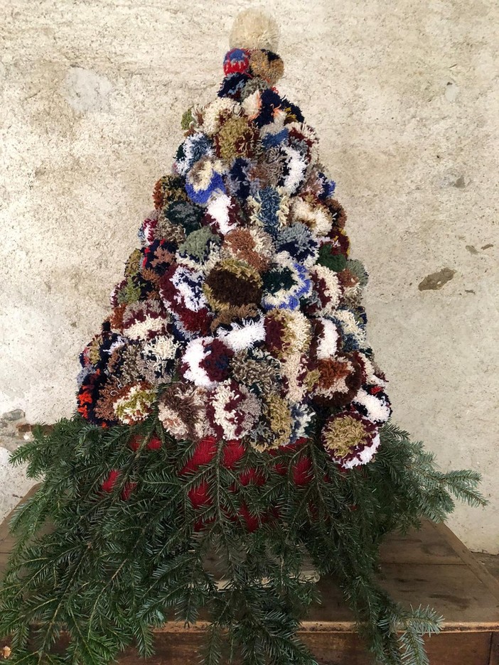 A Becetto di Sampeyre un albero di Natale fatto di gomitoli di lana