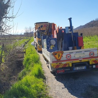 Alba, ignoti abbandonano cinque fusti con residui di olio esausto nel rio Magliani a Scaparoni