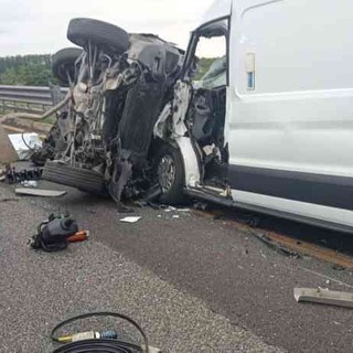 Grave incidente sulla A33 a Isola d'Asti, coinvolti un'auto e un furgone Ducato