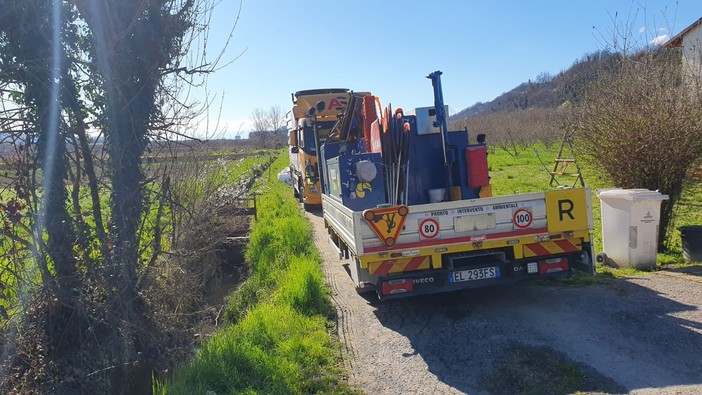 Alba, ignoti abbandonano cinque fusti con residui di olio esausto nel rio Magliani a Scaparoni