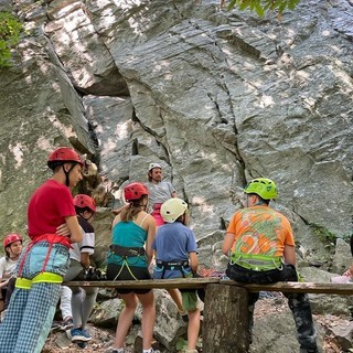 I giovani che hanno partecipato al laboratorio di arrampicata della Cooperativa Coesioni Sociali