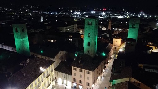 Alba illumina di verde le sue torri   per la settimana di sensibilizzazione  sulla fibrosi cistica