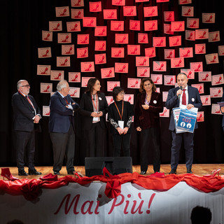 Le delegazioni ACI della Granda diventano luoghi protetti per le donne a rischio violenza: l’annuncio dal palco del cine teatro Don Bosco da parte del direttore Aci, Giuseppe De Masi, qui con gli ospiti della serata