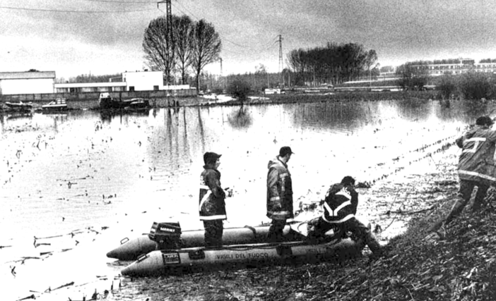 Nello scatto del Gruppo Fotografico Albese la ricerca dei dispersi sulle rive del Tanaro all'indomani dell'ondata di piena che travolse la capitale delle Langhe