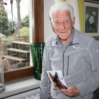 Alberto Borgna con la foto del cane Zacho