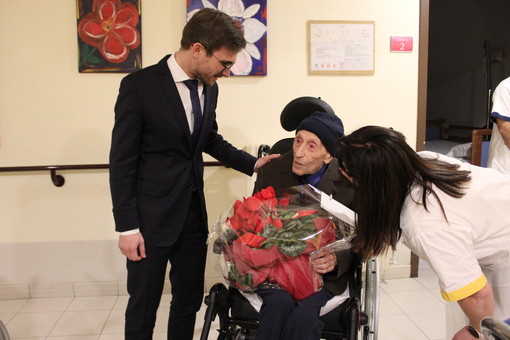 Il sindaco Gatto in visita al dott. Peirano per il 100° compleanno (Foto Gisella Divino)