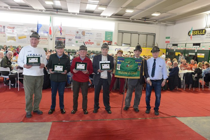 Gli Alpini novantenni premiati a Bra - foto Costanzo Morra