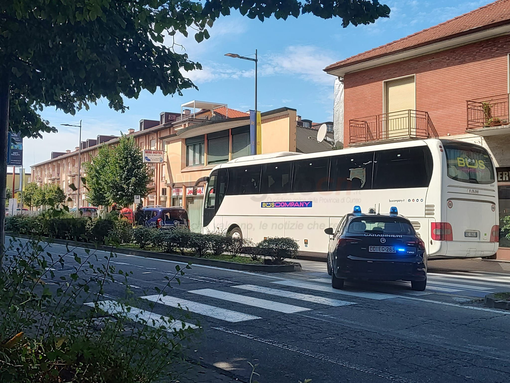 118, Vigili del Fuoco e Carabinieri sul luogo dell'incidente. Nel pomeriggio di ieri un altro investimento a poche centinaia di metri da qui, all'incrocio da tra corso Europa e via Pietro Ferrero