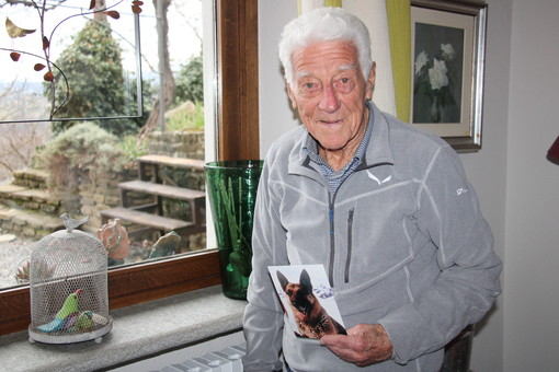 Alberto Borgna con la foto del cane Zacho