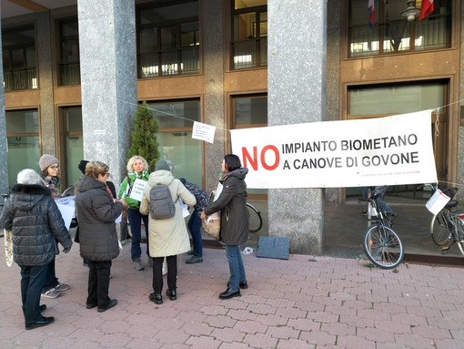 Manifestanti davanti alla sede della Provincia, questa mattina a Cuneo. Proprio stamane è prevista la conferenza dei servizi per la valutazione del progetto