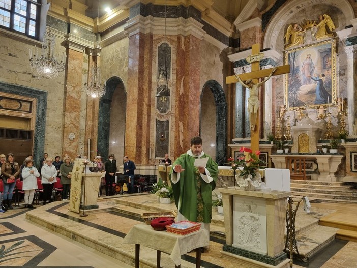 In foto don Enzo Torchio benedice le corone del Rosario