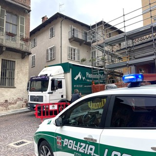 Bra, autocarro urta ponteggio: traffico interdetto in piazza Caduti per la Libertà