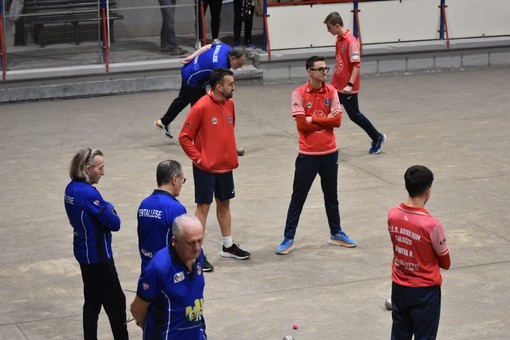 Una fase di gioco del campionato società A2 del volo tra Centallese-Auxilium Bertolotto Porte Saluzzo (foto Mauro Parena)