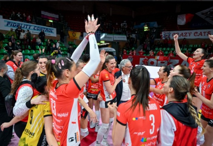 La Honda Olivero Cuneo in festa dopo la vittoria e la salvezza conquistata (foto di Danilo Ninotto)