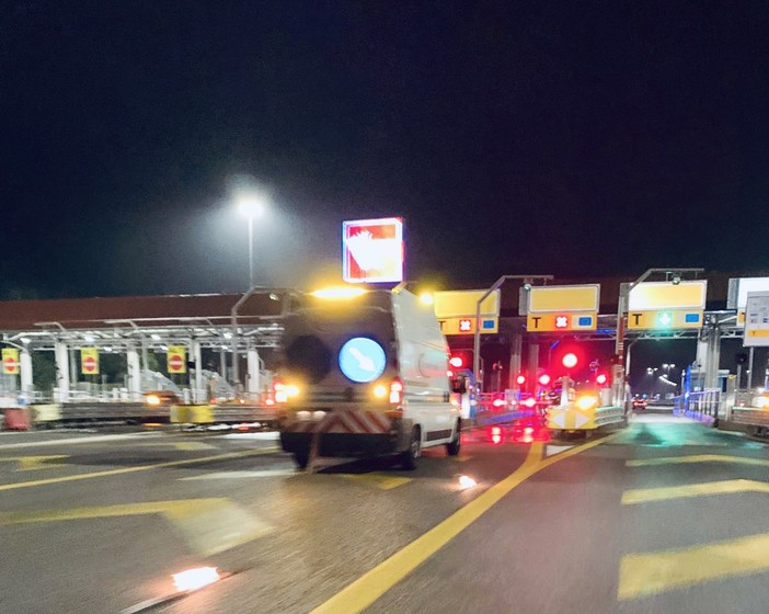 La corsia riservata Telepass dove si è schiantata l'auto