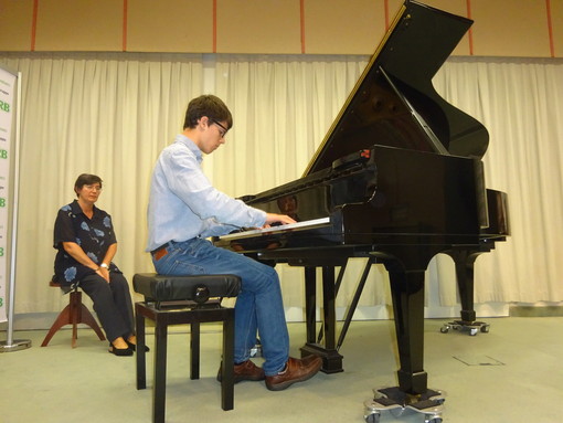 Un giovane pianista della scuola Musicando