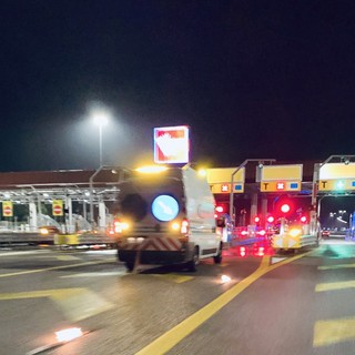 La corsia riservata Telepass dove si è schiantata l'auto