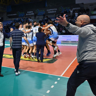 Paolo Brugiafreddo entra in campo per festeggiare la vittoria ad Aversa (Foto Enzo Pinelli)