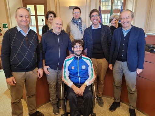 Bra, la Giunta si congratula  col campione del modo di nuoto pinnato  per disabili Roberto Spigonardo