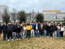 Foto di gruppo fuori dallo stabilimento di Alba