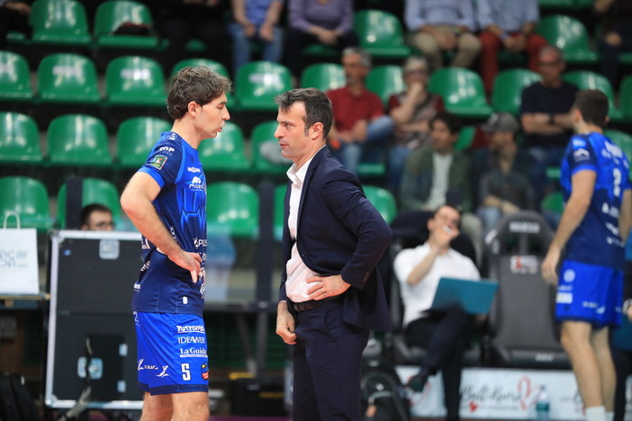 Coach Battocchio insieme con il capitano Daniele Sottile durante un time out della passata stagione