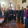 I due agenti, terzo e quarto da destra, ricevuti dalla Giunta insieme al comandante Davide Detoma e al vice Sergio Mussetto