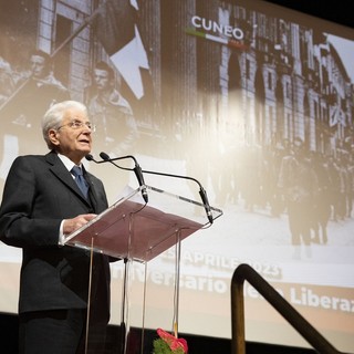 Il presidente Mattarella al Teatro Toselli (Ph. Quirinale - Twitter)