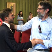 L'abbraccio tra Gatto e Tripaldi, durante la cerimonia di proclamazione degli eletti (Mauro Gallo Foto, Alba)