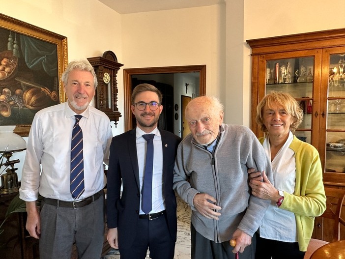 Il centenario Carlo Bruno Brunelli con il sindaco di Alba Alberto Gatto, la figlia e il genero