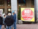 La manifestazione di protesta di fronte alla sede della Provincia