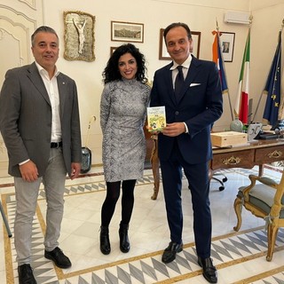 Da sx il vice presidente del Consiglio Regionale del Piemonte Franco Graglia con l’autrice e il presidente della Regione Piemonte Alberto Cirio