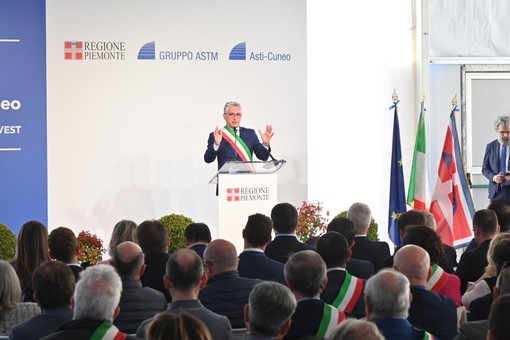 Carlo Bo, il sindaco di Alba durante il suo intervento all'apertura del tronco b lotto 2.6 Asti-Cuneo