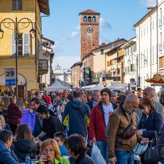 Cherasco: domenica 1° dicembre l’ultimo mercato dell’antiquariato dell’anno