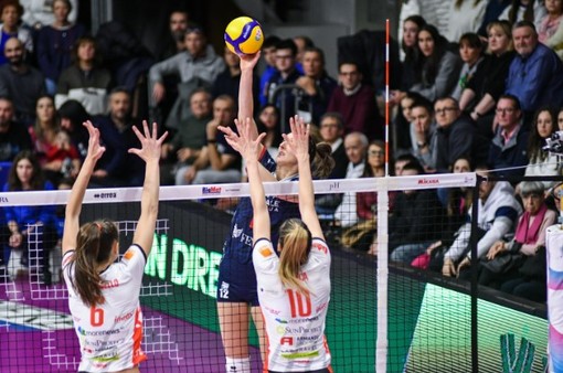 Gatte a muro su Anne Buijs, premiata poi MVP del match con 16 punti messi a segno